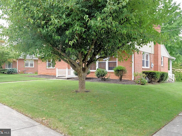 847 E Maple St — Photo 2