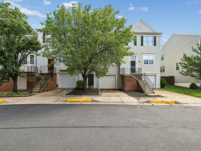 532 Kalmia Sq NE — Photo 1