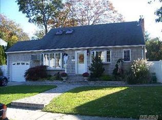 25 1st Ave, Massapequa Park, NY 11762