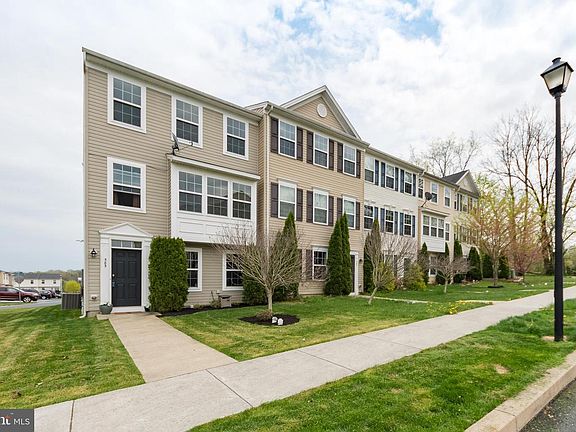 3rd image of 383 Dickens Dr