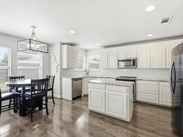 557 Jeffdale Dr, Burleson, TX 76028