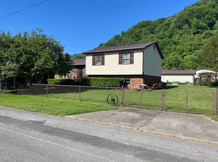 165 Carmen Dr, Mount Carbon, WV 25139