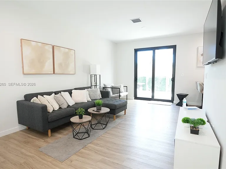211 SE 4th St #3 — Photo 19