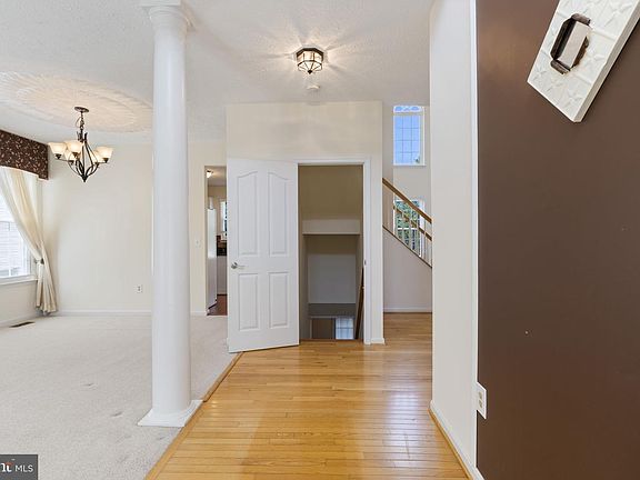 3rd image of 2372 Albany Way