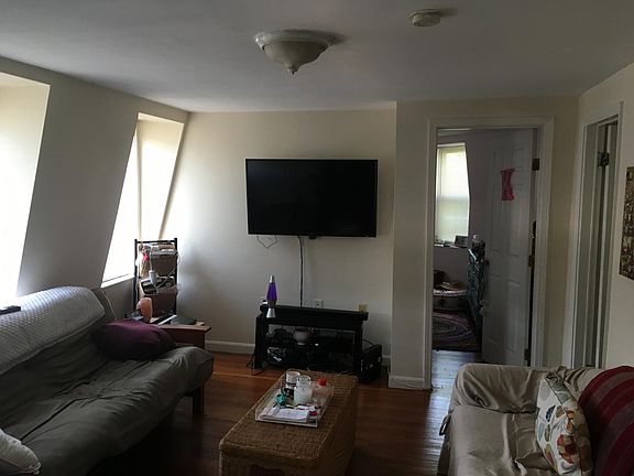 2nd image of 528 Medford St #2F
