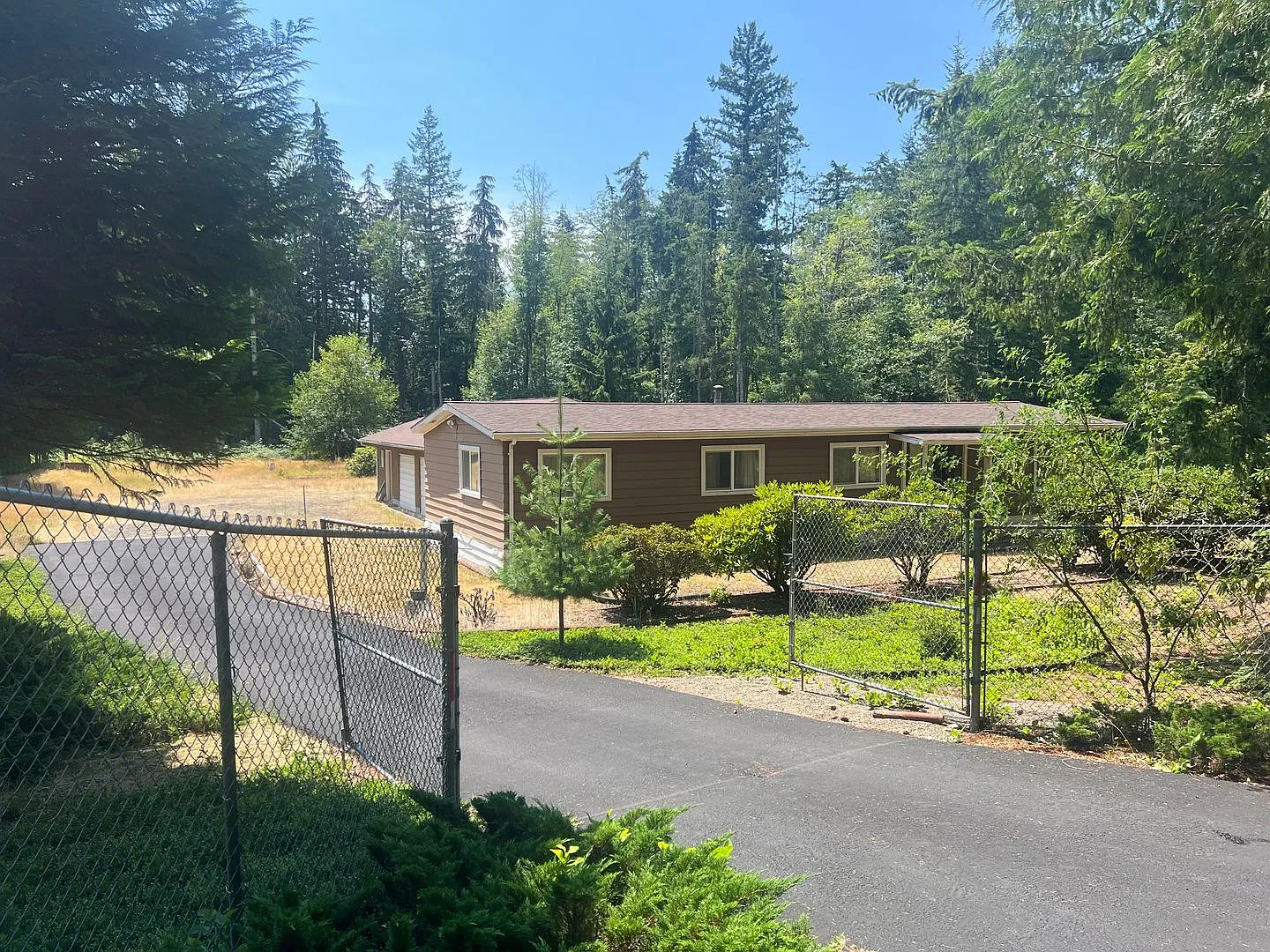 Three Bedroom Rental Home on Acreage! Pets Okay! Available Now! — Photo 1