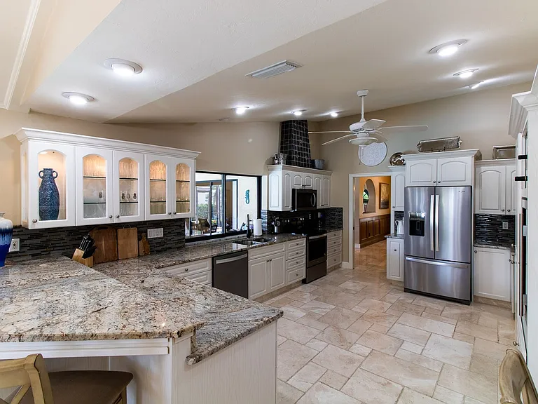5605 SW 11th Ave — Photo 5