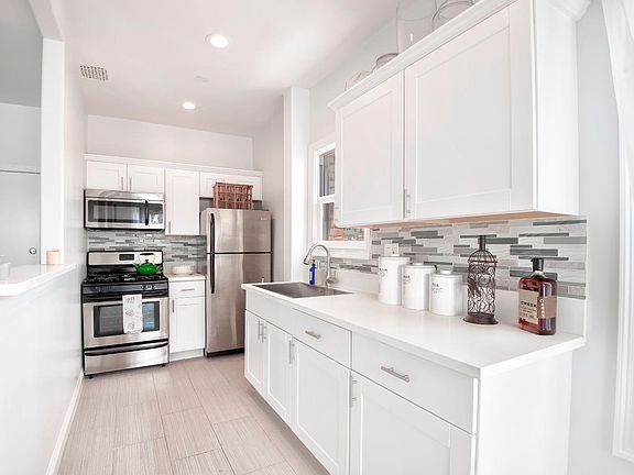5th image of 250 S Kenmore Ave APT 206