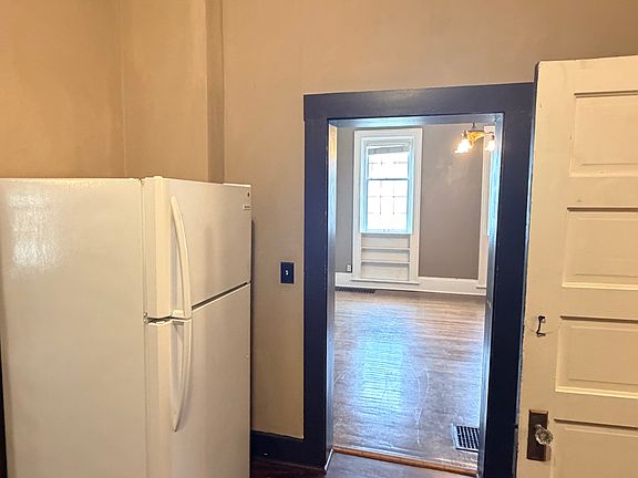 3rd image of 203 Oak St