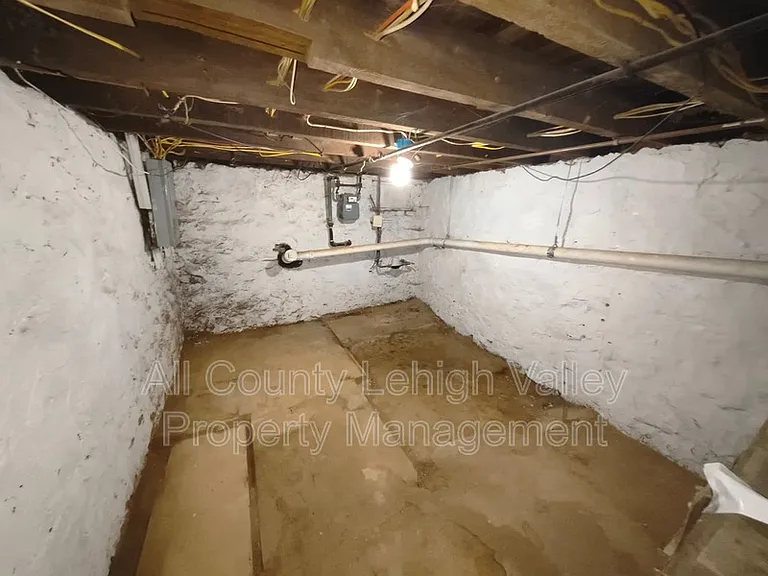 339 W Lincoln St — Photo 12
