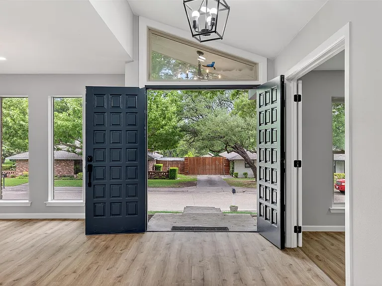 3204 Greenbriar Ln — Photo 2