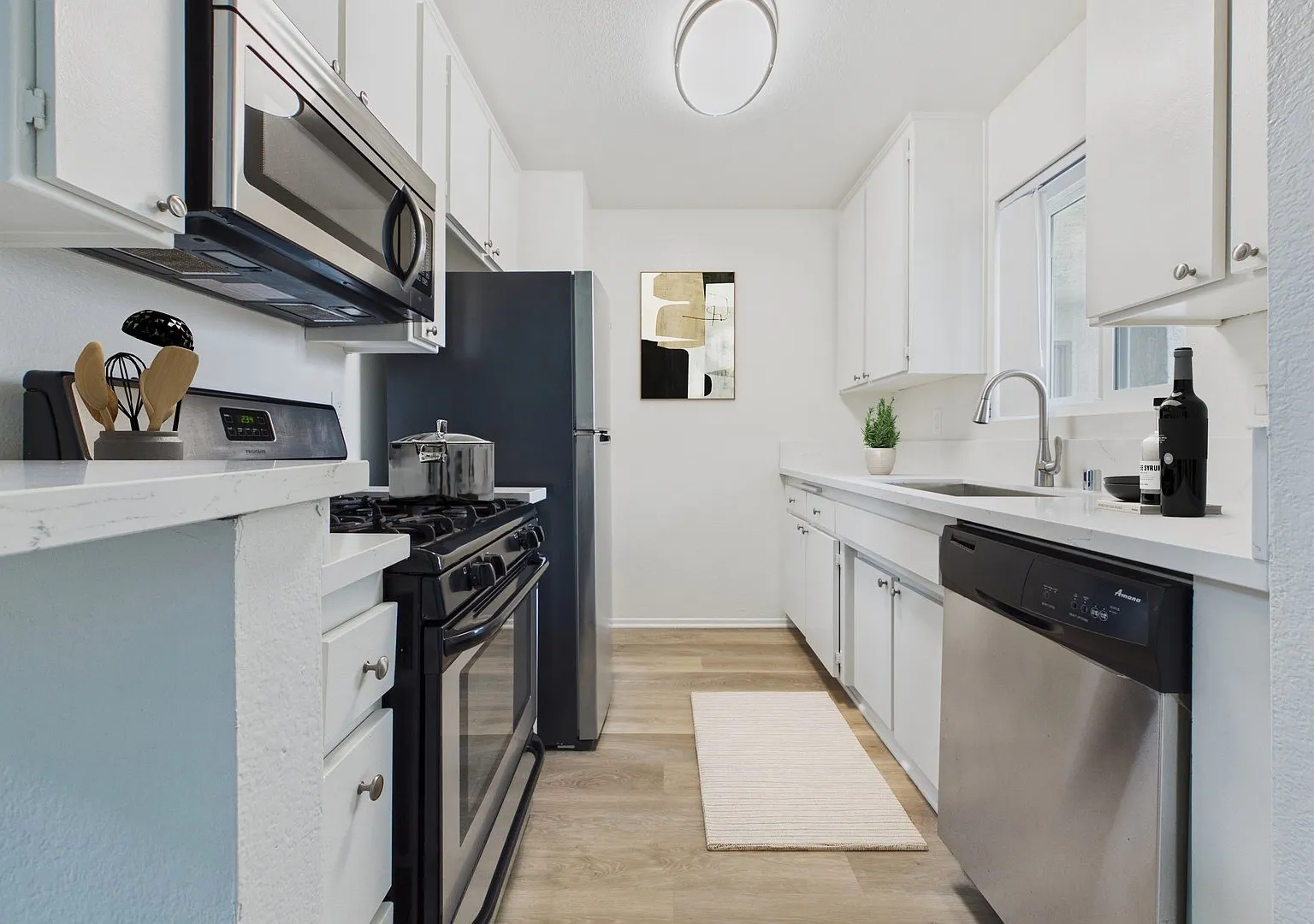 5760 Laurel Canyon Apartments — Photo 1