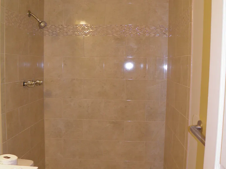 Bathroom shower without shower curtains