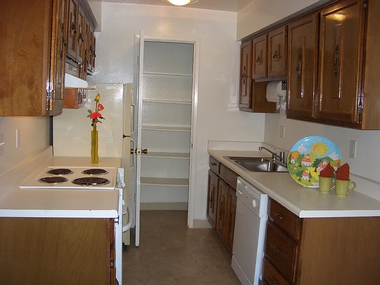 Mira Loma Apartments — Photo 12