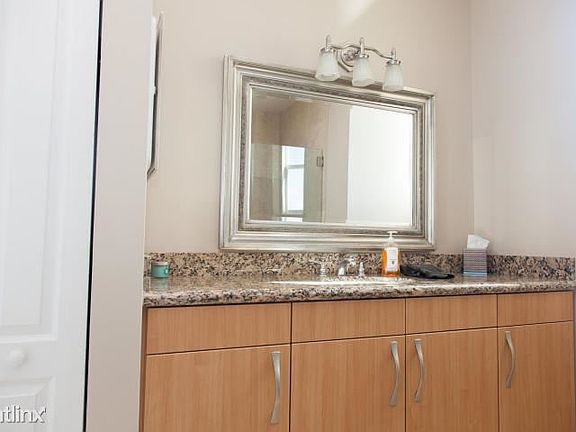 4th image of 616 SE 20th Ave APT 0502
