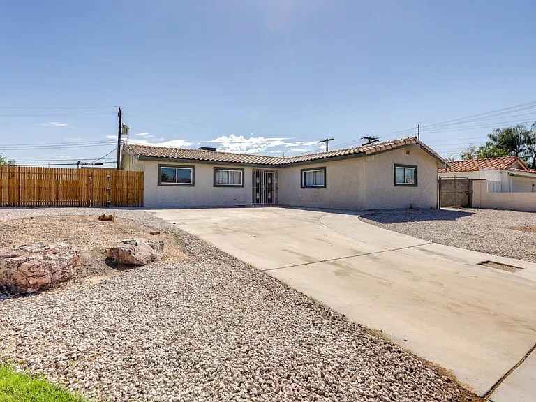 2405 Arenas St — Photo 1