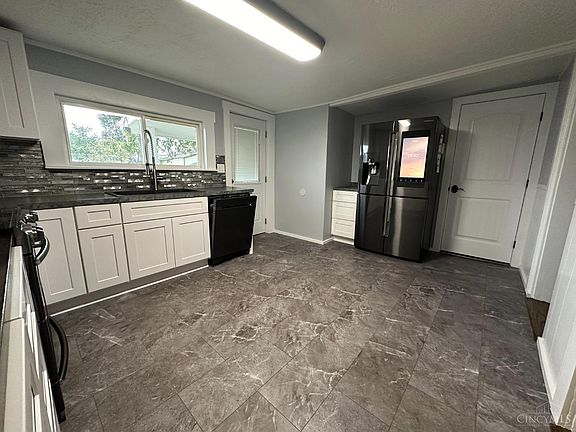 5th image of 180 S Walnut St
