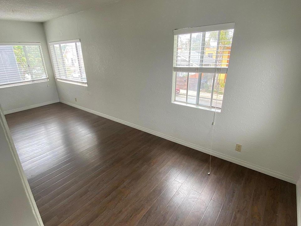 living room/ eating space