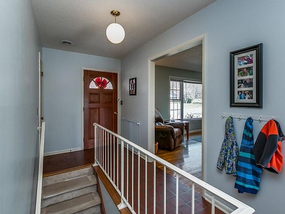 5th image of 204 White Way Dr