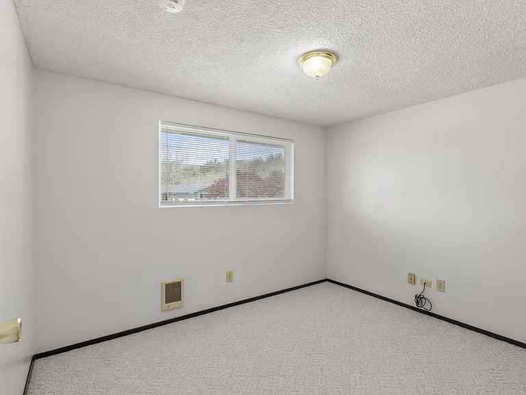 630 Bender Ln — Photo 15