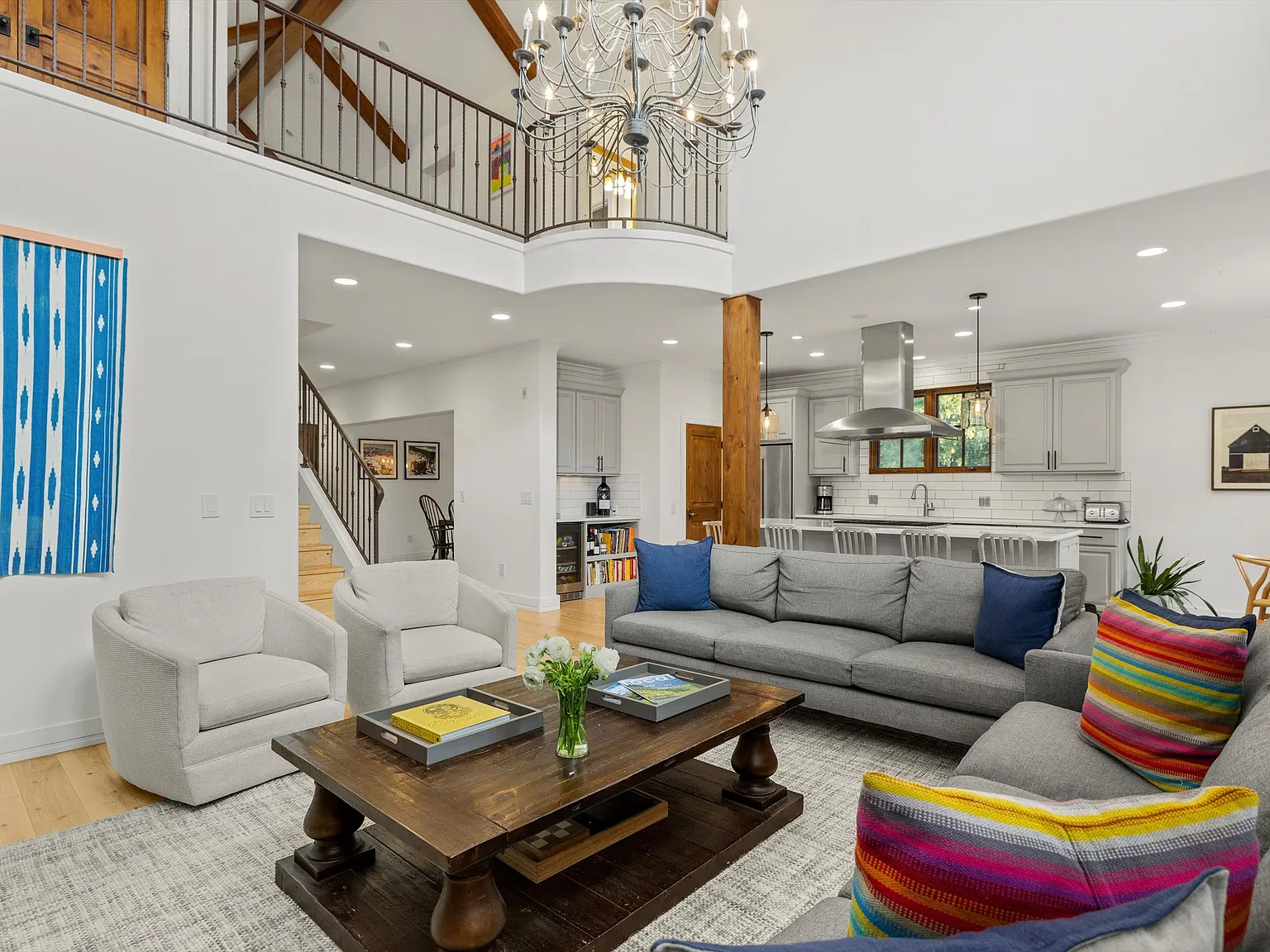 4 bed, 4.5 bath, 3989 sqft, $8,500 — Photo 2