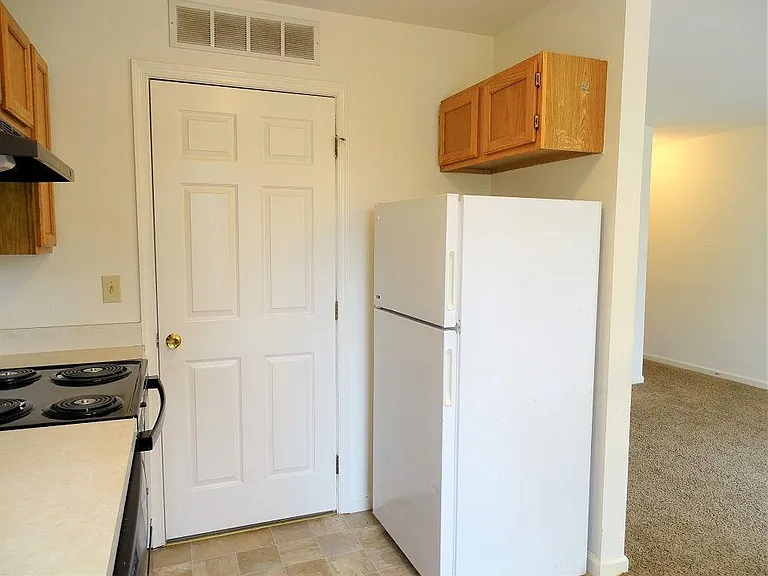 28 Hilldale Dr — Photo 8