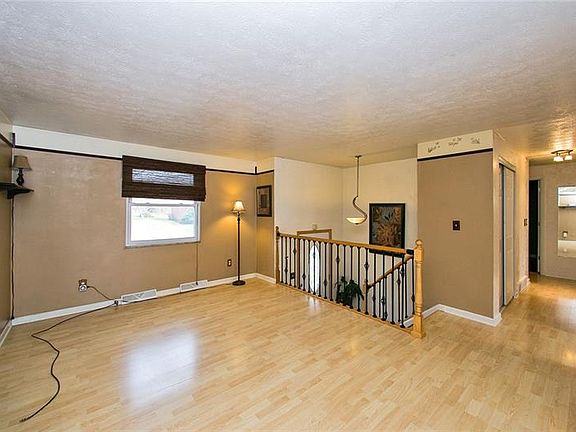 3rd image of 564 Newport Dr
