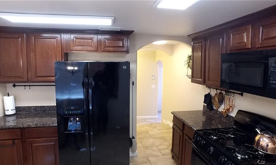1st image of 420 Kern Dr #B
