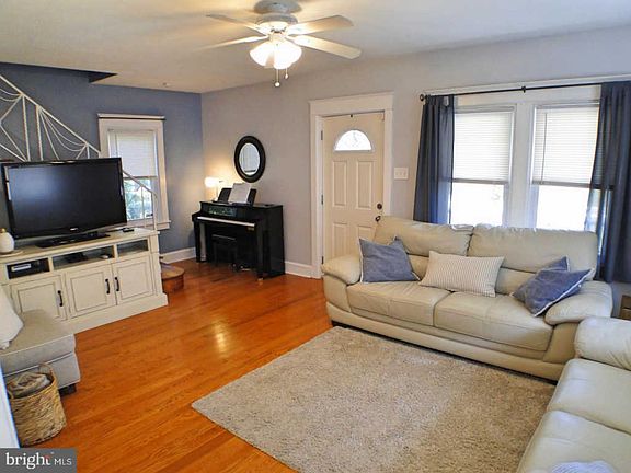 5th image of 104 W Gardner Ave