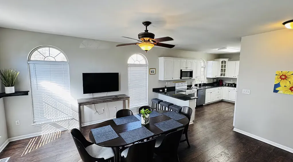 5 bed, 2350 sqft, $3,900 — Photo 3