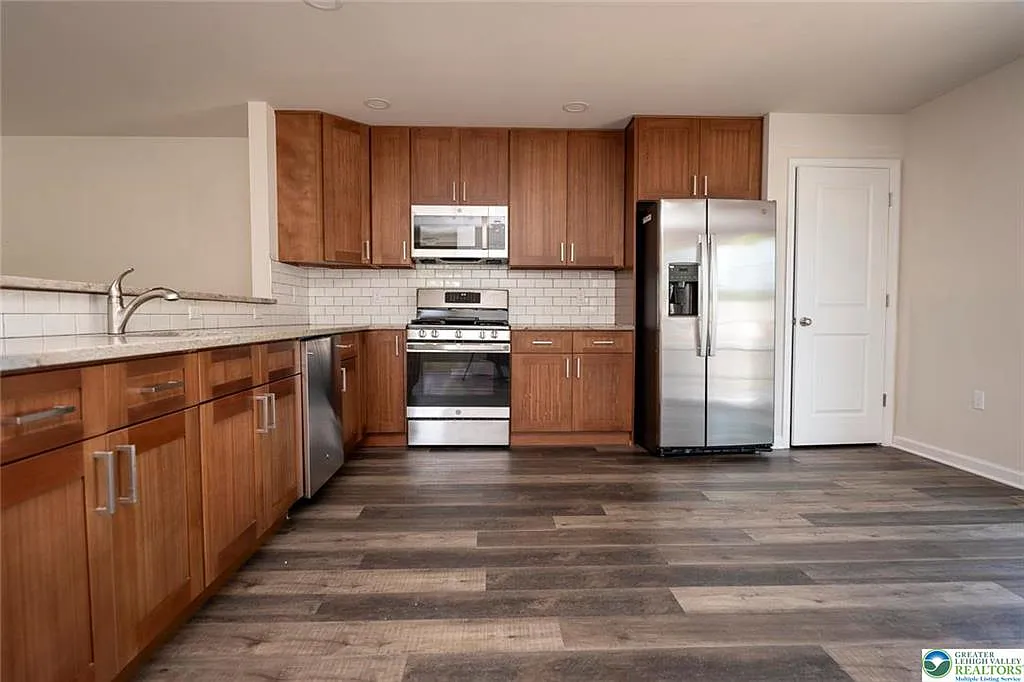 3 bed, 4.0 bath, 2407 sqft, $2,695 — Photo 4