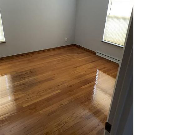 5th image of 909 Surrey Ln