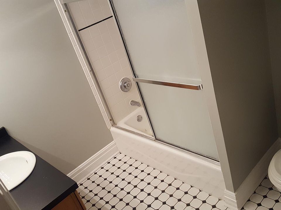 2nd image of 2149 W Melrose St APT 1F