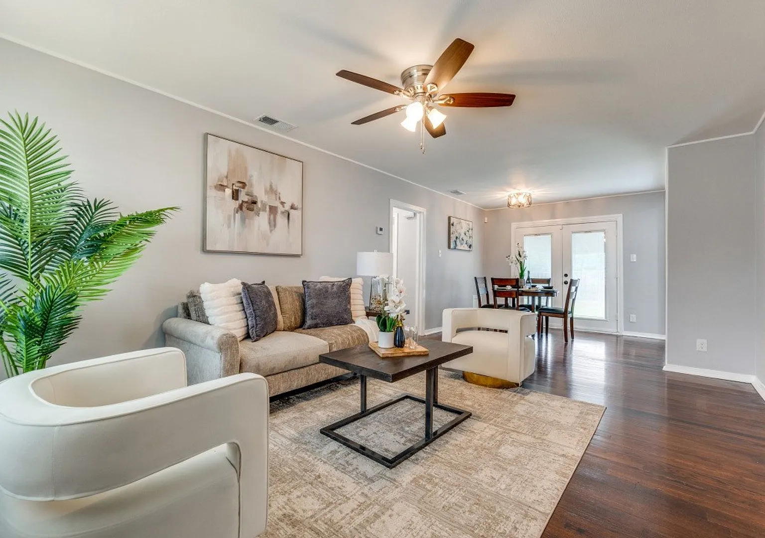 Charming 3-bedroom, 1-bathroom home located in the heart of Dallas, TX. — Photo 2