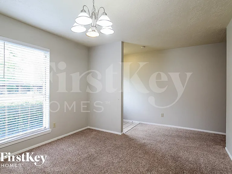 2118 Knollbrook Ln — Photo 5