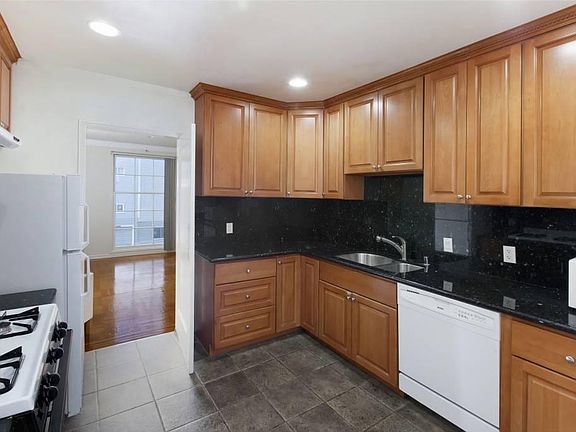 4th image of 715 Anza St