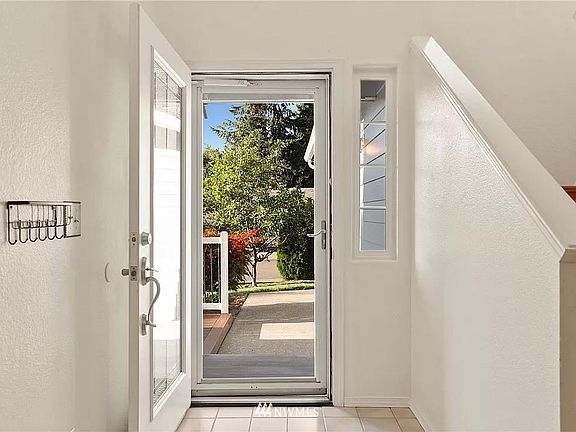 4th image of 3001 Applehill Ct NE