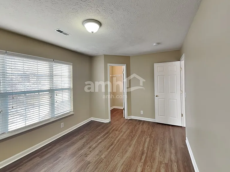 4060 Longfellow Dr — Photo 16