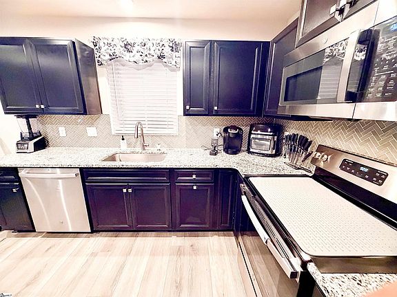 4th image of 38 Timberlake Dr