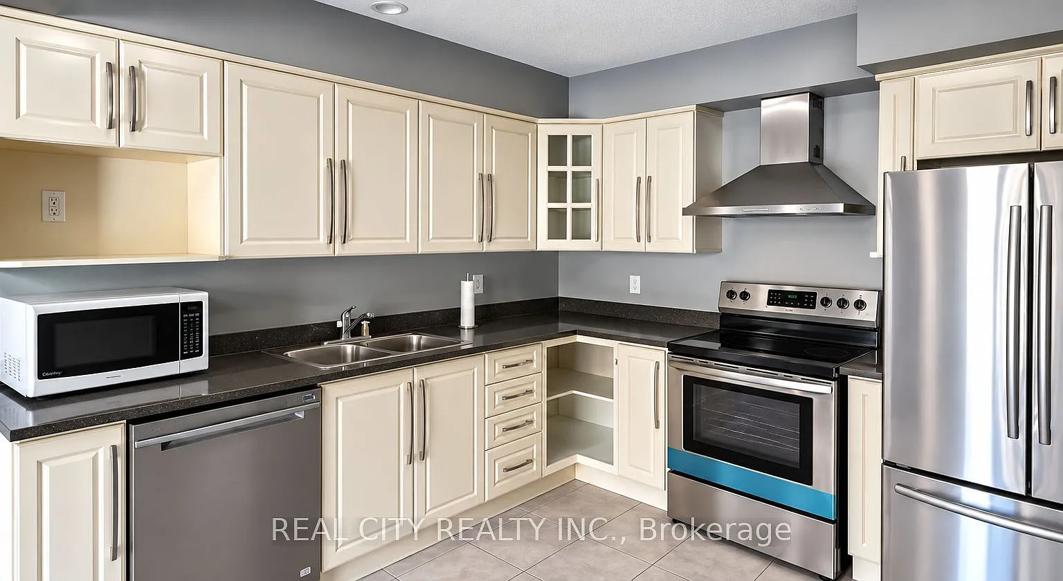 3 bed, $2,950 — Photo 2