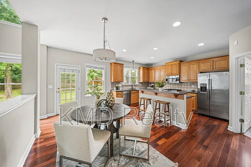 4 bed, 3.0 bath, 3400 sqft, $3,050 — Photo 3