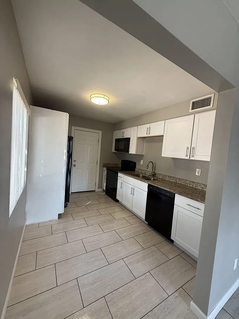 Upgraded 1 Bedroom, 1 Bath! — Photo 2