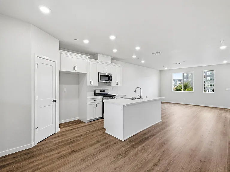 3818 E Commerce Way — Photo 15