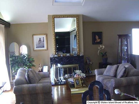 2nd image of 177 Petrus Ave