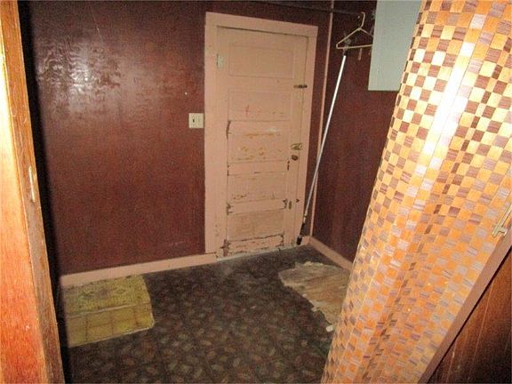 4th image of 921 Whitson St