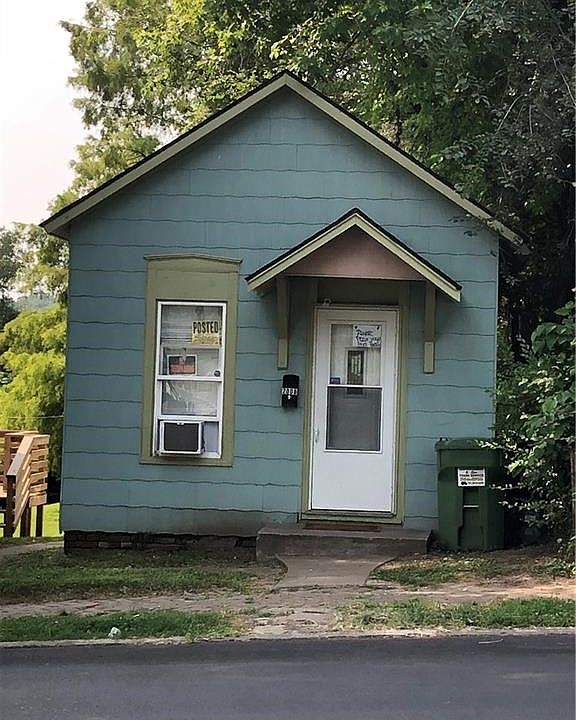 2nd image of 2526-2528 E Jules St
