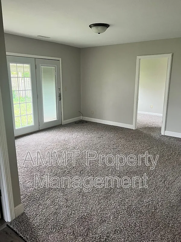 2 bed, 1.0 bath, 672 sqft, $1,050 — Photo 2
