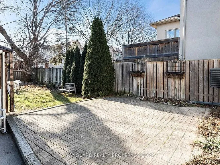 187 Brooke Ave #BASEMENT — Photo 11
