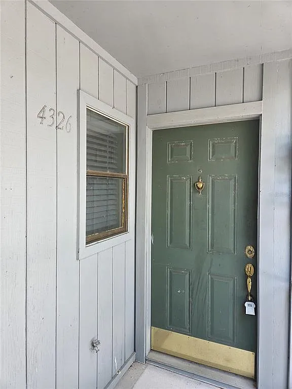 1 bed, 1.0 bath, 642 sqft, $1,050 — Photo 2