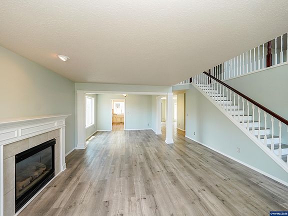 5th image of 692 Burgundy Ave NE